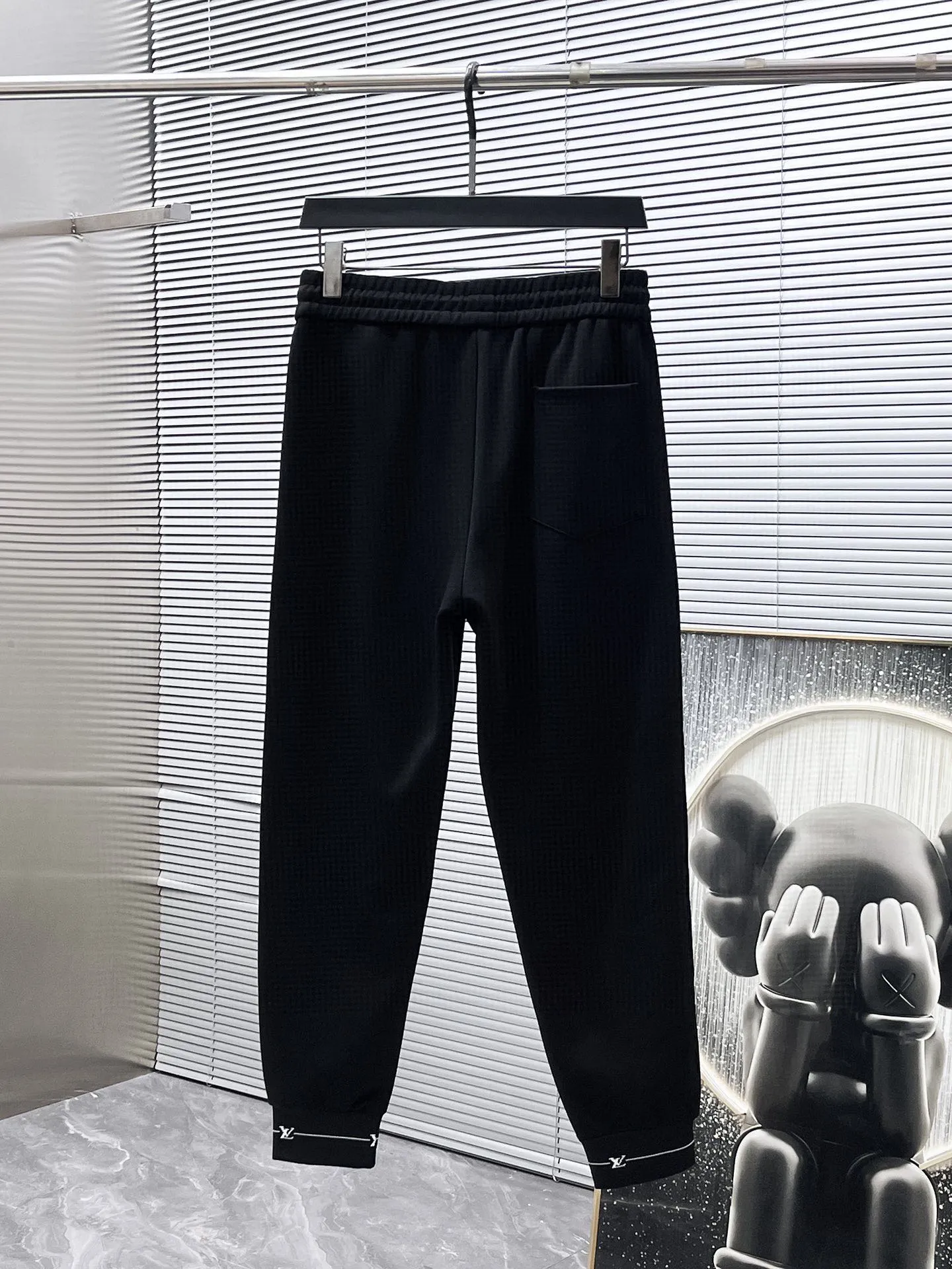 🅿️540 [LV Louis Vuitton] hot-selling suit is coming. Focus on the original version of the official website. 2025 new hot-selling round neck sweatshirt suit. The original order is the best 🇭🇰. It is the meticulous work of top designers for a fitting and perfect upper body effect. All-natural high-quality Tencel Roman cotton 100%, close-fitting comfort, noble and elegant! Original hardware embodies elegance and nobility! Counter size: M-3XL (maximum wear up to 190 pounds)